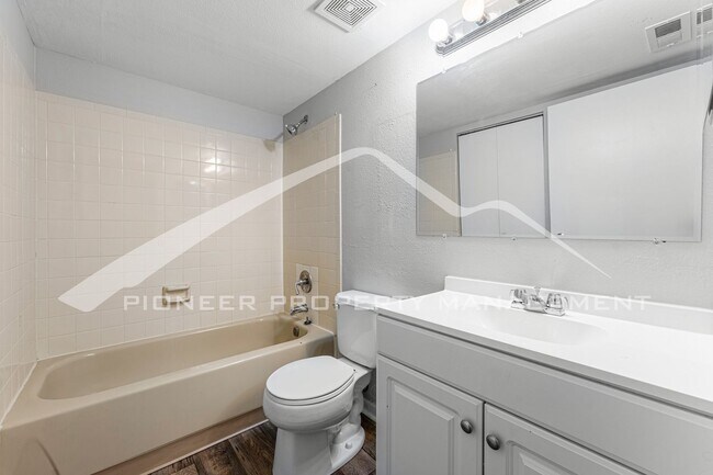 Building Photo - Spacious Condo with Washer/Dryer and Central AC