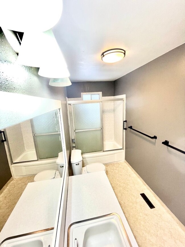 Building Photo - 3 Bedroom, 2 bath house