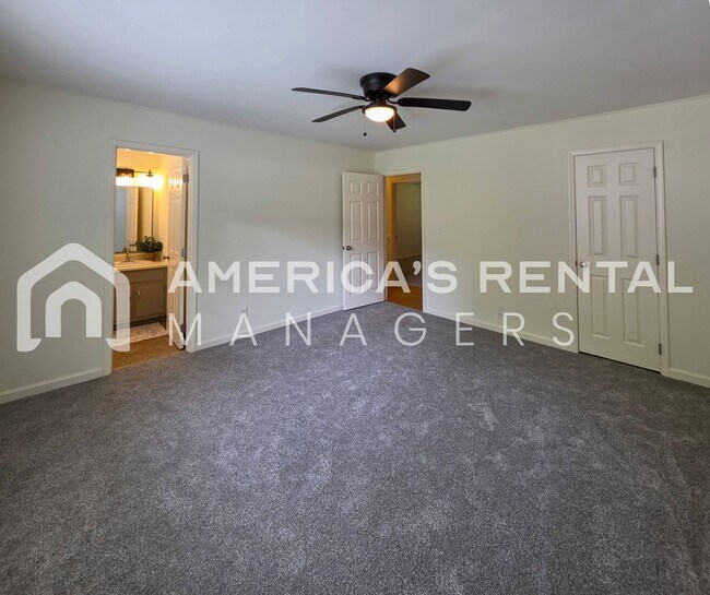 Building Photo - Newly Renovated and Ready for Move In!