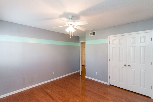 Building Photo - Pool View Condo Available!