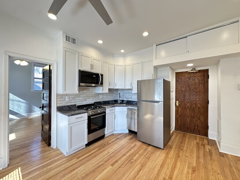 Building Photo - 2821 W Shakespeare Ave