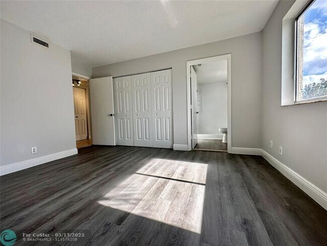 Building Photo - 717 Gardens Dr