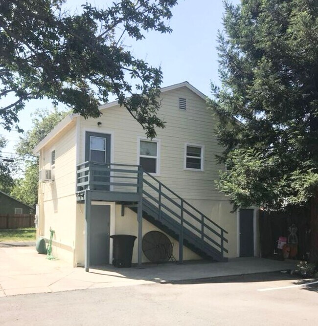 Building Photo - Darling Remodeled One Bedroom Cottage for Rent in Old Roseville