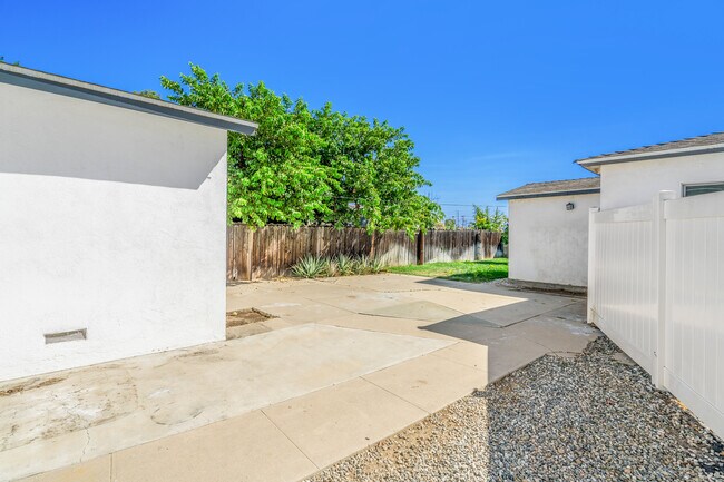 Building Photo - 6714 Amigo Ave