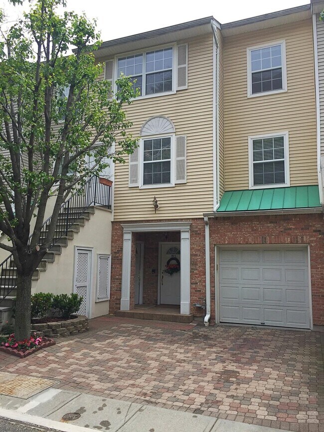 Building Photo - 54 Bergen Ridge Rd