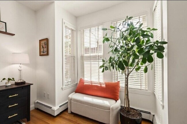 Building Photo - 171 Brooks St