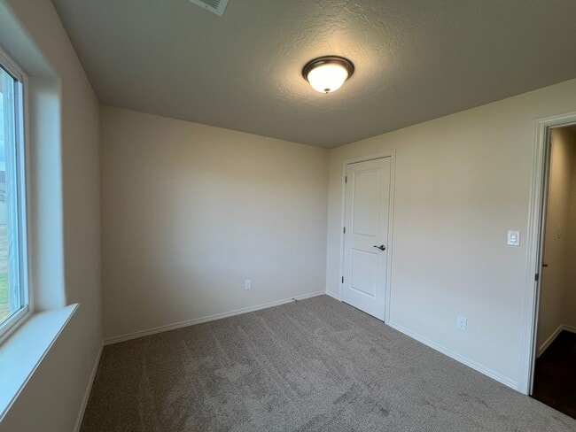 Building Photo - Move in special!