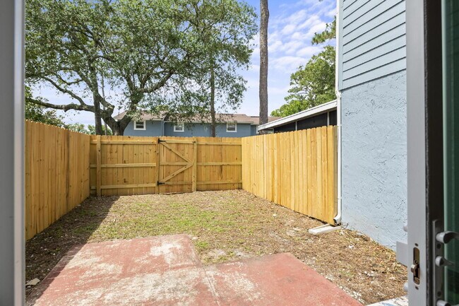 Building Photo - 11359 Bedford Oaks Dr