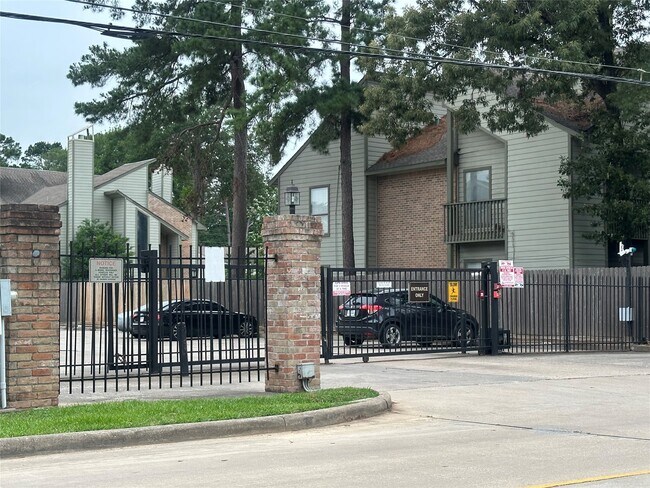 Building Photo - 17401 Red Oak Dr