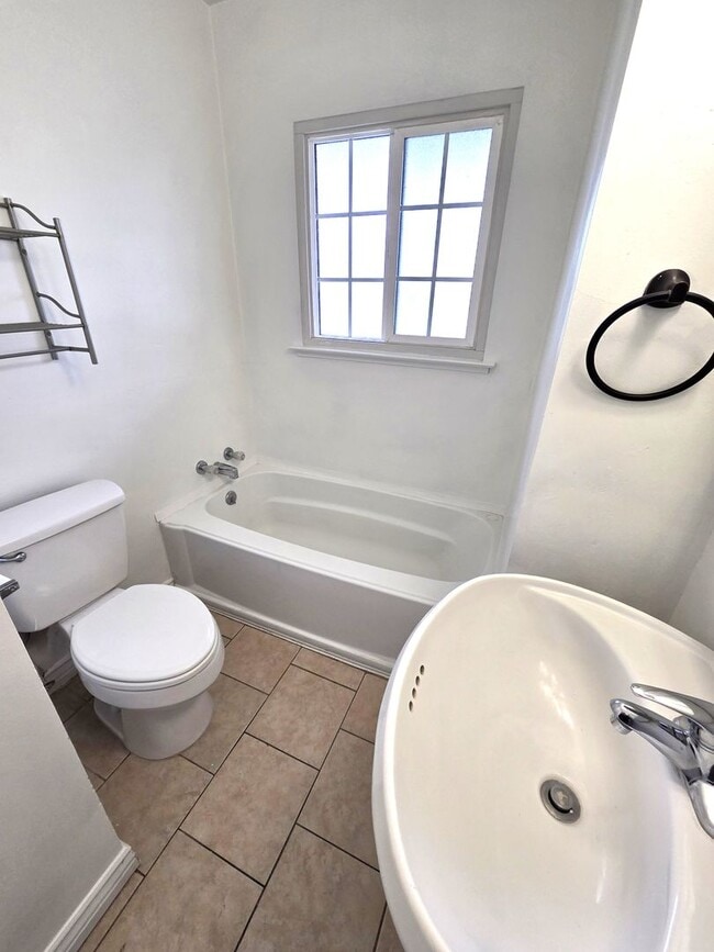 Building Photo - Charming 3 Bedroom 2 Bath Home