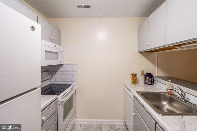 Building Photo - 4 Banyan Wood Ct