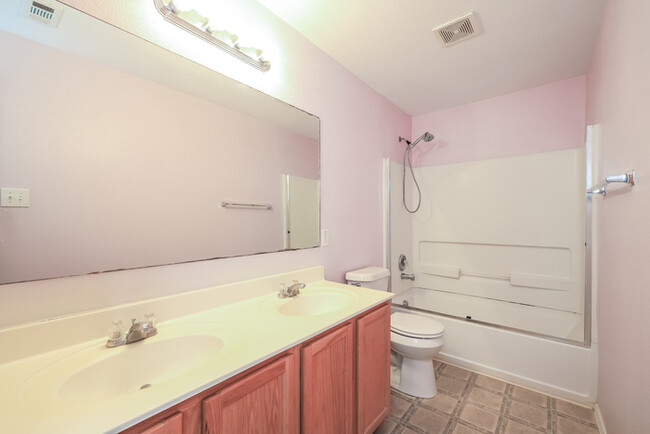 Building Photo - Spacious 4-Bedroom Home in San Antonio, TX