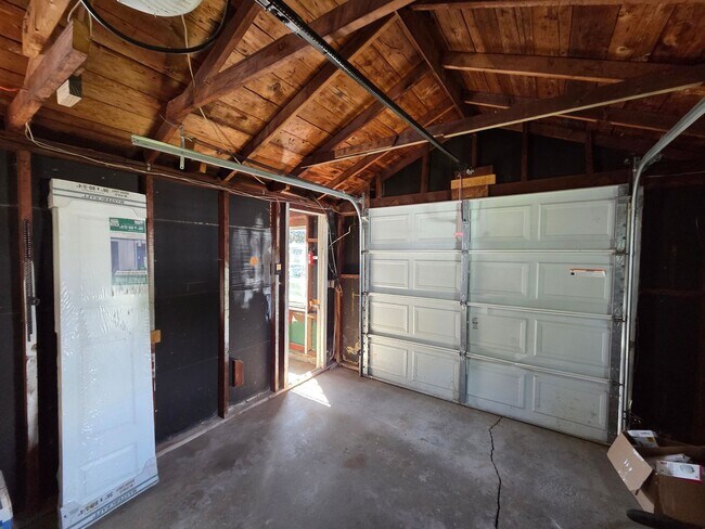 Building Photo - 4 Bedroom remodeled House Cedar Falls