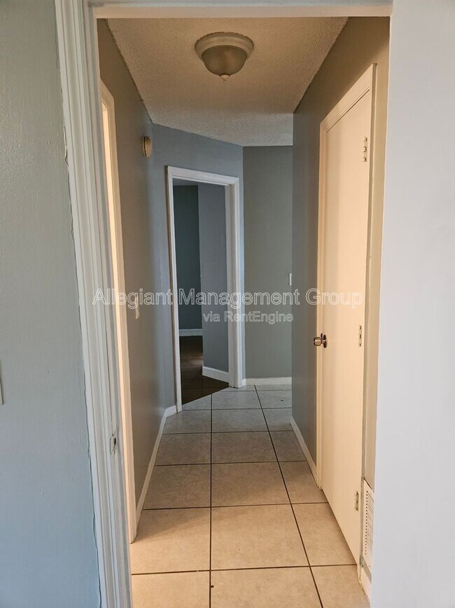 Building Photo - 1213 Roma Ct