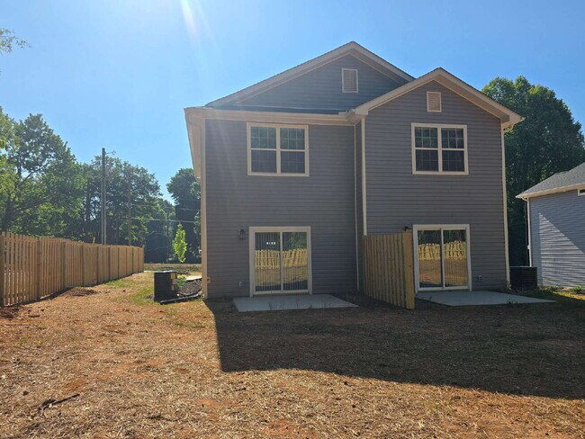 Building Photo - 2 Bedroom Townhomes Near Downtown Mebane for $1495