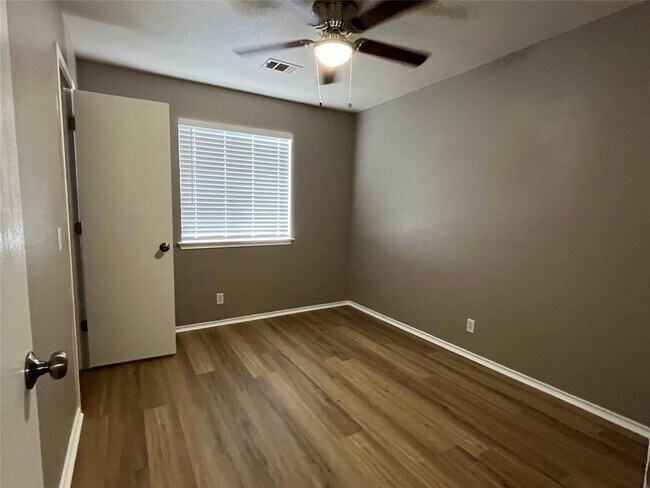 Building Photo - 15106 Chamberlain Ct