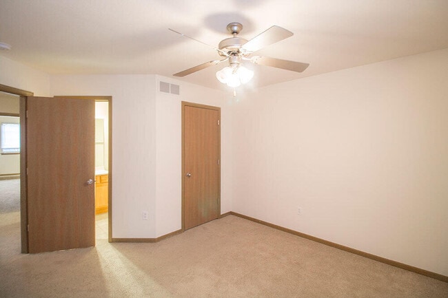 Building Photo - 5303 Silver Mill Dr