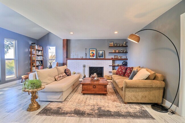 Building Photo - Stunning East Richmond Heights Home!