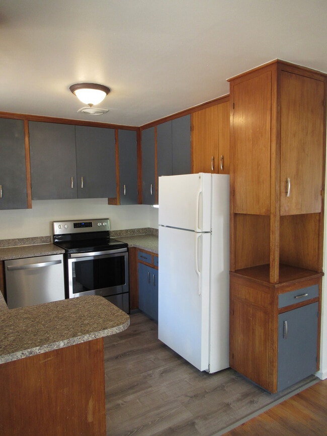 Building Photo - Three Bedroom Home in South Salem