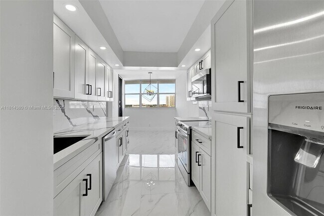 Building Photo - 100 Golden Isles Dr