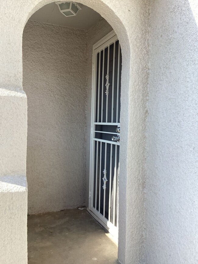 Building Photo - Gorgeous Newly Renovated 1 Bedroom Pets We...