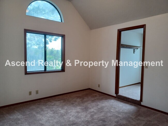 Building Photo - Ready Immediately Summer Lake 3 Bed on Corner Lot, Fenced Yard, Primary Bed on Main Level 1 Small...