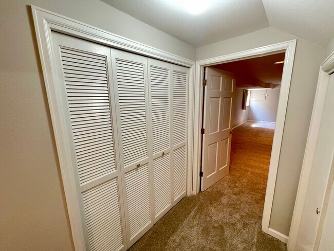 Building Photo - Beautifully Updated 3-Bed, 3-Bath Townhome...