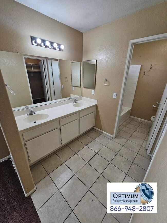 Building Photo - Spacious 6 bedroom , 3 bathroom home with downstairs bedroom and bath