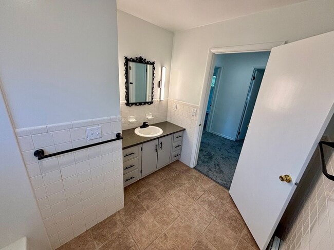 Building Photo - Three Bedroom / Two Bathroom House AVAILAB...