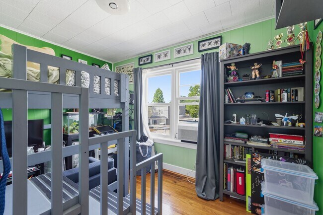 Building Photo - Fully Furnished Family Home in Glendale, NY