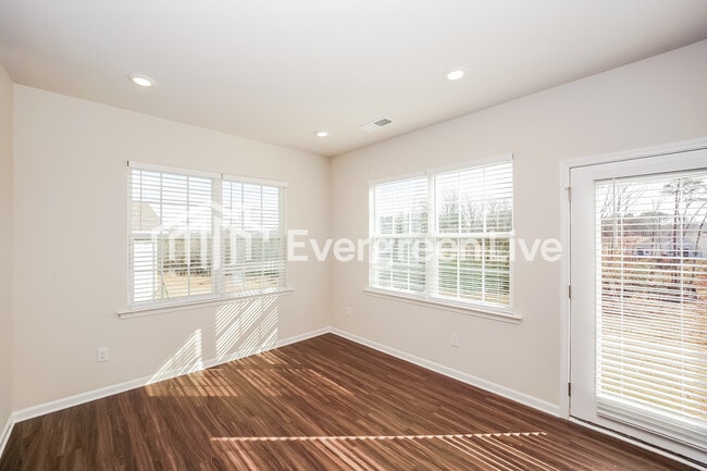 Building Photo - 6478 Fairfax Ct