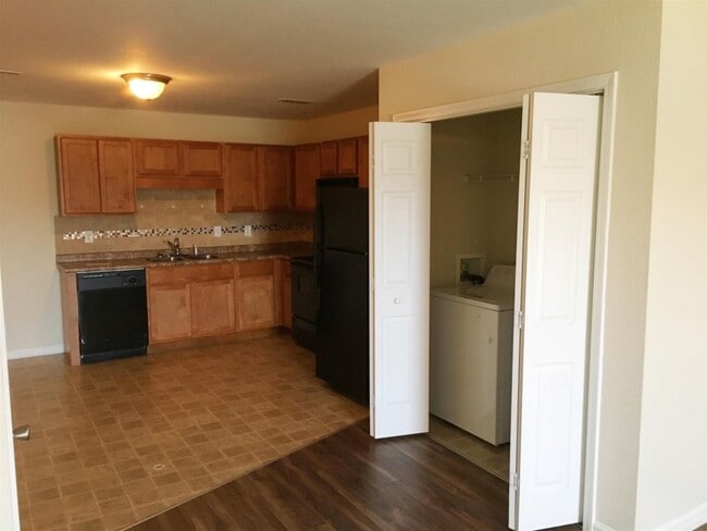 Building Photo - 512 Luxury Dr