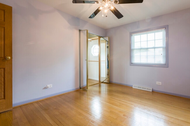 Building Photo - 1301 N Northwest Hwy