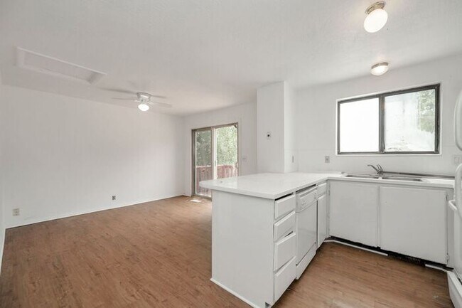 Building Photo - Spacious 2 Bedroom Duplex In West Valley City