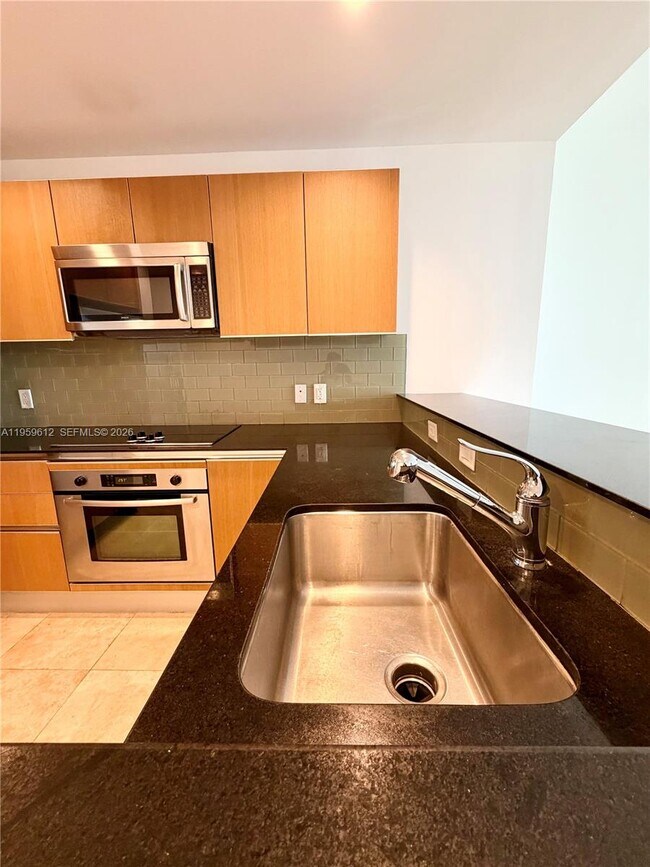 Building Photo - 1060 Brickell Ave