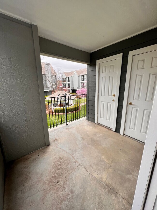 Building Photo - Large Fully Furnished Corporate Unit 1 Bed 1 Bath * Washer/Dryer Included