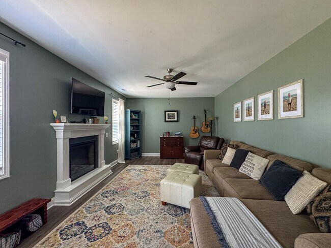 Building Photo - Stunning 4 Bed 2.5 Bath Home in Cameron with Fenced Yard
