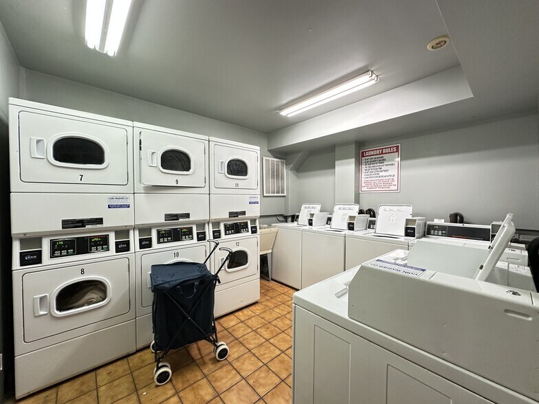 Building Photo - 663 W Grace St