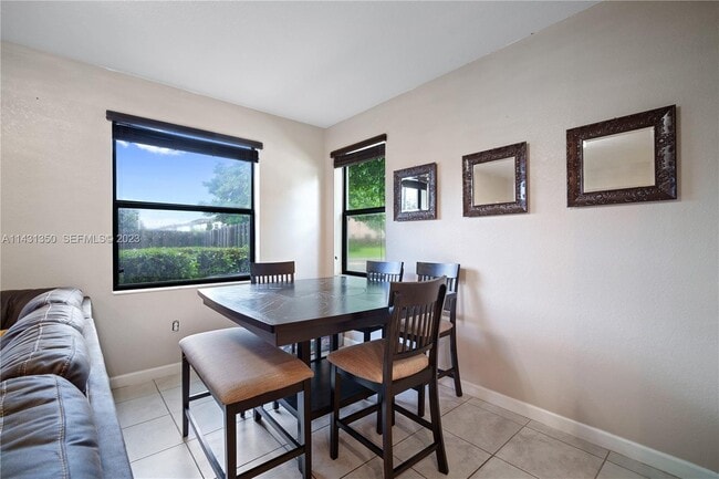 Building Photo - 705 SE 13th Street Cir