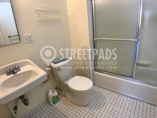 Building Photo - 881 Massachusetts Ave