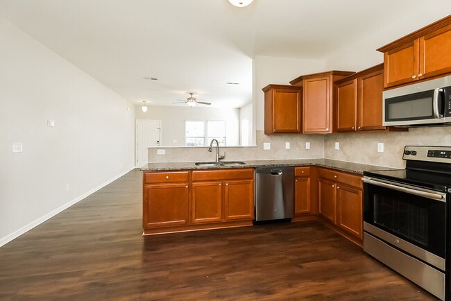 Building Photo - 252 Ranlo Ave