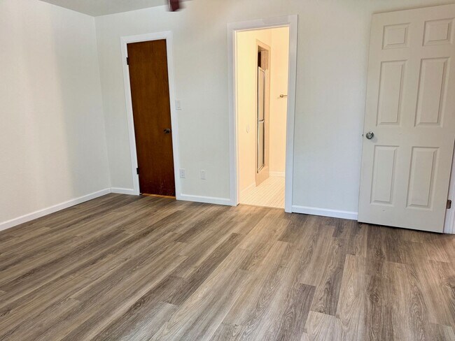 Building Photo - Updated 2 bed, 2 bath, 2 car