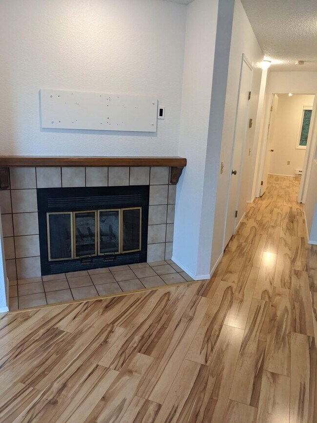 Building Photo - Woodinville townhouse style condo. 2 bed 2...