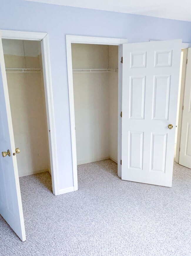 Building Photo - 3 Bedroom Condo Available for Aug. 1st