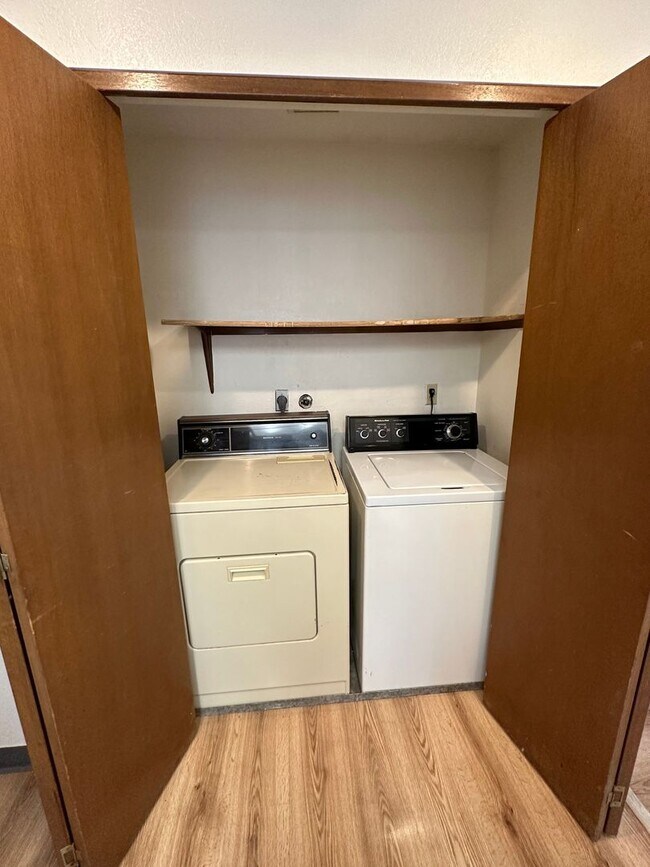 Building Photo - 2 Bed 1 Bath in heart of Bellingham Receive a $250 Amazon gift card upon move in!!