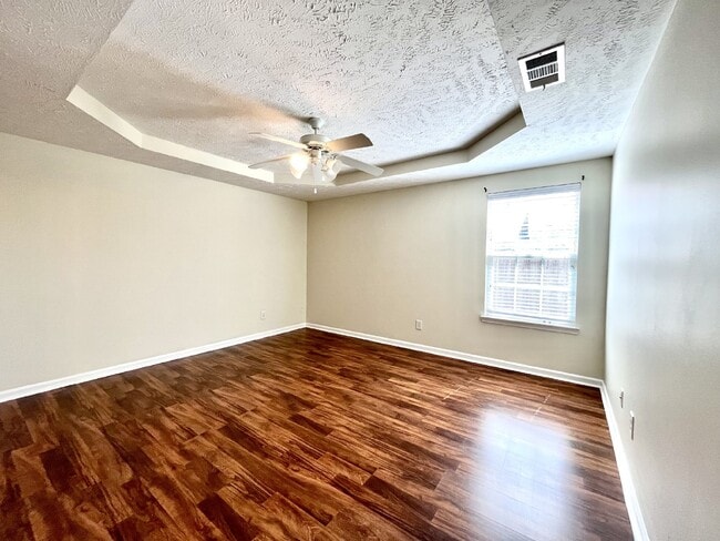 Building Photo - "Charming 3-Bedroom Home with 2.5 Baths in La Vergne – Your Perfect Retreat Awaits!"