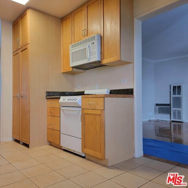 Building Photo - 304 S Reeves Dr
