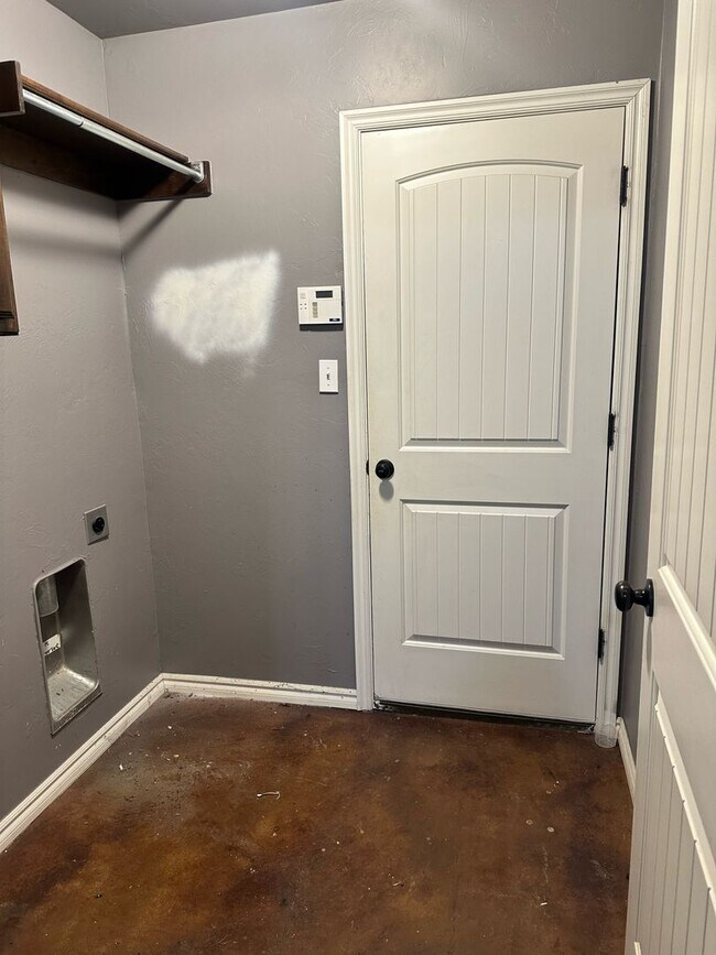 Building Photo - 4 BEDROOMS!  - First Month Free