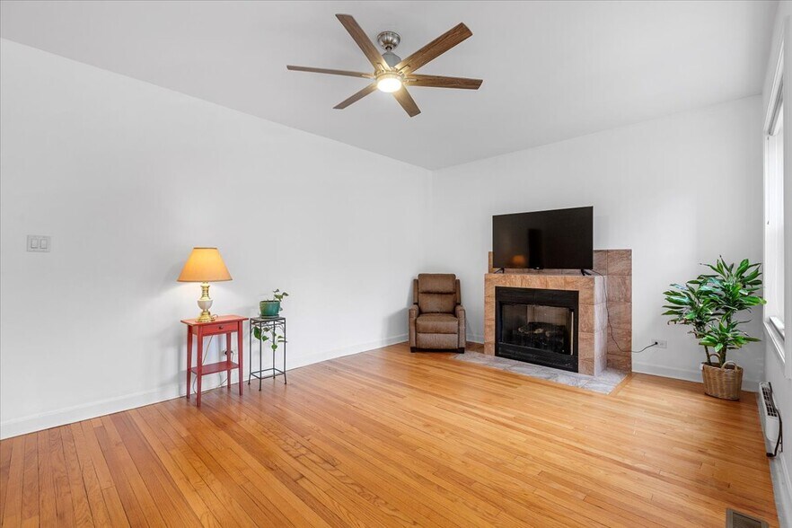 Building Photo - 6445 N Greenview Ave