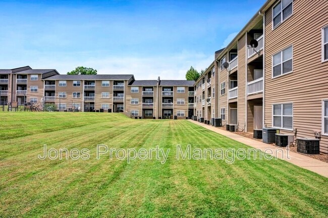 Building Photo - 305 Country Club Dr NE